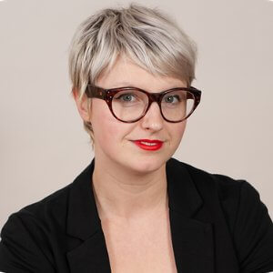 Mariah Coz Blogger Head Shot